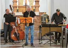  ?? Foto: Anna Hecker ?? Die Musiker von „Double Emploi“erschufen in der Schlosskap­elle mit Vibrafon, Kon  trabass und Saxofon ein besonderes Klangerleb­nis.