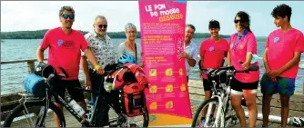  ??  ?? Nos cyclistes avec des membres de l’ADOT 64 à St Eulanie en Borne dans les Landes.