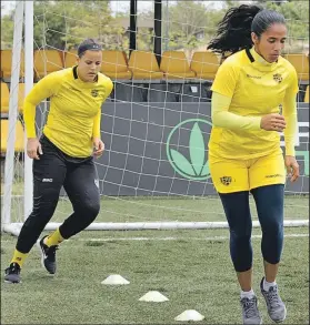  ?? Foto: Cortesía ?? Maleike Pacheco y Shirley Berruz durante la práctica, previo al Clásico del Astillero.