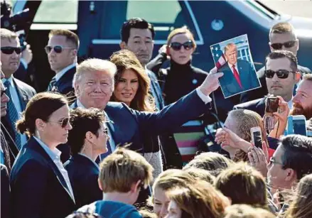  ?? [ FOTO AFP ] ?? Trump dan isterinya, Melania disambut ketika tiba di Pangkalan Udara Yokota di Tokyo, semalam.