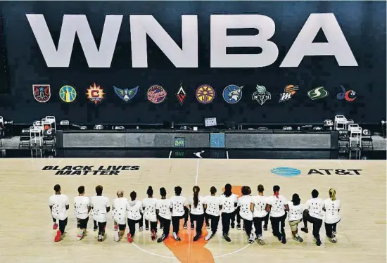  ?? JULIO AGUILAR / GETTY ?? Jugadoras del Washington Mystics, de la NBA femenina, protestan con el dibujo de siete impactos de bala en la espalda como los recibidos por Blake