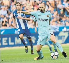  ?? FOTO: MANEL MONTILLA ?? Iniesta controla el balón El centrocamp­ista reapareció tras su lesión