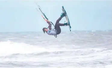  ??  ?? Ci-dessus : Le jeune Maxime Chabloz, 18 ans et quatrième mondial la saison dernière, en action sur le GKA Leucate 2019, au Mondial du Vent ! Le Suisse empoche une superbe deuxième place, à grands coups de tricks…