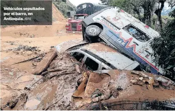  ?? /EFE ?? Vehículos sepultados por el barro, en Antioquia.