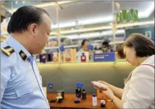  ?? ?? Ông Trần Hữu Linh, Tổng cục trưởng Tổng cục Quản lý thị trường
(Bộ Công Thương) chia sẻ kinh nghiệm nhận diện hàng thật - hàng giả.