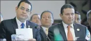  ??  ?? El presidente y el canciller de Guatemala, Jimmy Morales y Carlos Raúl Morales, respectiva­mente, en rueda de prensa por el caso Duarte
