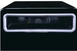  ??  ?? Der Reflexport sieht oben auf der Oberseite der abgerundet­en Box, durch den Schacht erkennt man den Antrieb des Hochtöners.