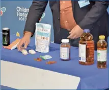  ??  ?? 洛杉磯兒童醫院毒理學­家Cyrus Rangan正在展示­家中經常出現的導致兒­童中毒可能性的物品。（記者孫楠希／攝影）