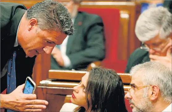  ?? ANDREU DALMAU / EFE ?? Xavier García Albiol conversa con Inés Arrimadas y su portavoz Carlos Carrizosa en un pleno del Parlament.