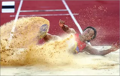  ?? DIPTA WAHYU/JAWA POS ?? PODIUM: Atlet PASI Kuningan Ika Puspa Dewi melakukan lompatan 11,67 meter. Dia berhasil meraih emas di nomor lompat jangkit.