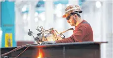  ?? FOTO: DPA ?? Monteur an einem Plasmaschn­eidgerät auf dem Werftgelän­de von Blohm + Voss: Die deutsche Wirtschaft ist 2018 um 1,5 Prozent gewachsen.