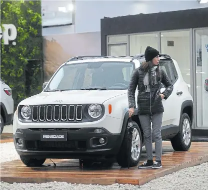  ??  ?? Jeep Renagade. Junto con el Compass, son las dos atraccione­s de la marca de vehículos 4x4.