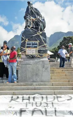  ?? PICTURE: DAVID RITCHIE ?? BLACKOUT: The statue of Cecil John Rhodes remained covered with black bags for most of yesterday.