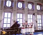  ??  ?? Ein albanische­r Männerchor verblüffte im Goldenen Saal mit iso polyphonem Gesang.
