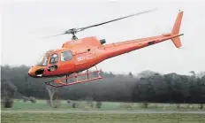  ??  ?? Hebt ab: Mit dem 650-PS-starken Eurocopter AS 350 werden die Leitungen abgeflogen.