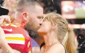  ?? ?? l Taylor Swift compartió un tierno beso con Travis Kelce tras la victoria de los Jefes de Kansas City en el Super Bowl.