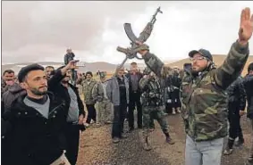  ?? LOUAI BESHARA / AFP ?? Voluntario­s sirios celebran el fin de su entrenamie­nto con el ejército