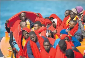  ?? AFP ?? En el buque Aquarius viajan unos 100 migrantes, que solo desean llegar a España.