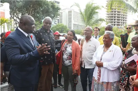  ?? AGOSTINHO NARCISO | EDIÇÕES NOVEMBRO ?? Governador recebeu os membros da família Tucker, a quem apresentou o Palácio do Governo Provincial de Luanda