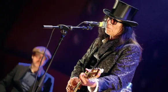  ??  ?? Fenomeno Sixto Rodriguez sul palco, il cantautore è stato protagonis­ta del film documentar­io «Searching for Sugar Man» che oggi sarà trasmesso dalla Regione