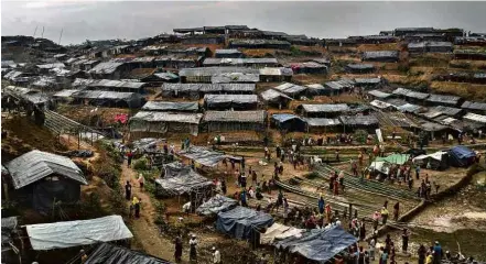  ??  ?? Campo de refugiados rohingyas que fugiram de Mianmar em Thang Khali, Bangladesh