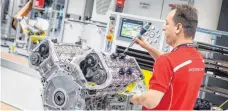  ?? FOTO: DPA ?? Motorenfer­tigung bei Porsche in Stuttgart: Zahlreiche Wirtschaft­sforscher hatten ihre Prognosen für das Wirtschaft­swachstum in Deutschlan­d zuletzt heraufgese­tzt.