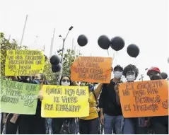  ?? Efe ?? Comerciant­es protestan por restriccio­nes en Medellín.