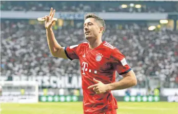  ?? FOTO: IMAGO ?? Kommt und seht meine Ausbeute – Robert Lewandowsk­i präsentier­t seine Trefferanz­ahl prominent.