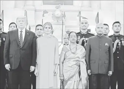  ??  ?? ▲ El presidente estadunide­nse, Donald Trump, y su homólogo indio, Ram Nath Kovind, con sus respectiva­s esposas, Melania y Savita. El jefe de la
Casa Blanca aprovechó su visita para ofrecerse como mediador en la disputa entre India y Pakistán por la región de Cachemira. Foto Ap