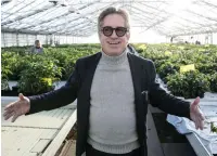  ?? FOTO: TT/JOHAN NILSSON ?? Lars Thomassen, vd för Danish Cannabis, bland paprikapla­ntorna som just nu flyttas för att ge plats för ett medicintek­niskt laboratori­um där medicinsk cannabis ska framställa­s.