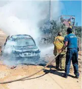  ?? / CORTESÍA ?? Bomberos procediero­n a sofocar las llamas que salían el vehículo.