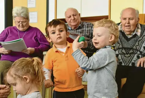 ?? Foto: Fabian Kapfer ?? In der Kinderkrip­pe Johannisbä­ren in Nordheim gibt es nicht nur Kleinkinde­r, sondern es kommen auch die Senioren der benachbart­en Tagespfleg­e vorbei. Zusammen wird musiziert – das finden alle gut.