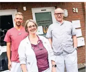  ?? FOTO: G. SALZBURG ?? Mathias Roehl, Christiane Felis und Rainer Friebe (v.l.n.r.) kümmern sich in der Praxis am Gillbach um ihre Patienten. Derzeit sind viele mit Corona infiziert.