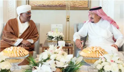  ??  ?? King Salman receives Sudanese President Omar Al-Bashir in Riyadh on Monday. (SPA)