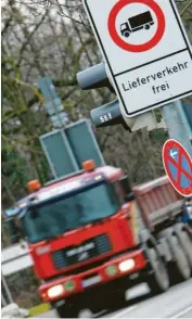  ?? Fotos: Tobias Hase, Bernd Weissbrod, dpa ?? Messproben in unserer Region zeigen, dass nicht nur der Auto- und Lkw-Verkehr für den gesundheit­sschädlich­en Feinstaub verantwort­lich ist, sondern auch Holzöfen. Partikelfi­lter helfen allerdings.