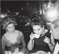  ?? ?? Maxim’s a vu défiler les plus grands en 130 ans (Gunter Sachs et BB en 1967 ; Maria Callas entre Marie-Hélène de Rothschild et Onassis en 1964).