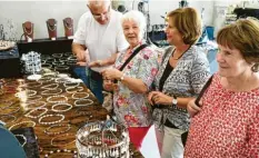  ??  ?? Schmuck, speziell für die Damen, gab es an diesem Wochenende zuhauf droben in Scherneck.