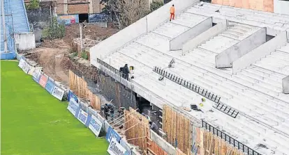  ?? (FOTOS RAIMUNDO VIÑUELAS) ?? Otra toma desde lo alto. El campo de juego, la fosa y la nueva tribuna Hualfin.