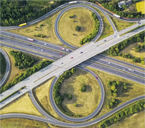  ??  ?? Mit dem Auto noch auf die Autobahn? Schnellstr­aßen könnten künftig dem fossilfrei­en Güter- und Busverkehr vorbehalte­n sein.