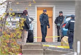  ?? ZACH WILKINSON/MOSCOW-PULLMAN DAILY NEWS VIA AP ?? Officers investigat­e a possible homicide at an apartment complex south of the University of Idaho campus on Sunday. Four people were found dead, according to the city of Moscow.