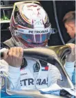  ?? FOTOS: IMAGO, AFP ?? Verkehrte Welt in Down Under, wird sich Lewis Hamilton (re.) gedacht haben: Obwohl er am schnellste­n unterwegs war, gewann Sebastian Vettel im roten Ferrari den Formel-1-Auftakt in Melbourne.