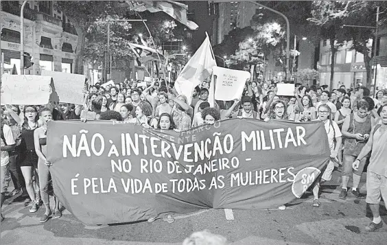  ??  ?? Cientos de brasileños salieron ayer a las calles a manifestar­se nuevamente contra el homicidio de Marielle Franco y en rechazo a la militariza­ción de la seguridad en Río de Janeiro ■ Foto Ap