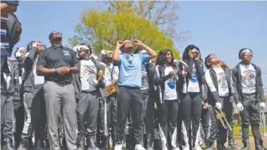  ?? TONYAA WEATHERSBE­E/CHALKBEAT ?? Students view the April 8 solar eclipse at Craigmont High School in Memphis.