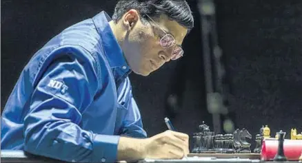  ?? ARTUR LEBEDEV / AP ?? Viswanatha­n Anand, durante la segunda partida del Campeonato del Mundo, en Sochi