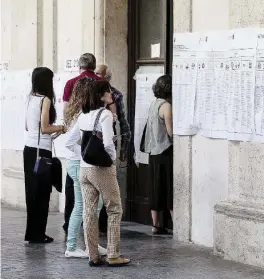  ??  ?? Verso le urne Elettori in fila fuori da un seggio a Roma