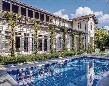  ?? Reba Graham ?? A glass-tile pool lines up with the living and dining rooms of this Boulevard Oaks home.