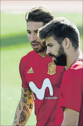  ?? FOTO: EFE ?? Sergio Ramos y Piqué, en el entrenamie­nto de ayer en Las Rozas