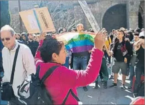  ?? POL SOLÀ / ACN ?? Partidario­s de Hazte Oír frente a sus detractore­s en la Via Laietana