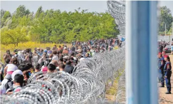  ?? FOTO: DPA ?? Streitpunk­t Flüchtling­sfrage, hier ein Foto vom September 2015 an der serbisch-ungarische­n Grenze. Der Europäisch­e Gerichtsho­f hat Ungarn dazu verpflicht­et, sich an einen Beschluss der EU-Mitglieder zu halten.