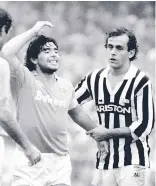  ?? ANSA ?? In alto, Tardelli con la maglia della Juve. Sotto, due campioni e suoi amici: Maradona e Platini